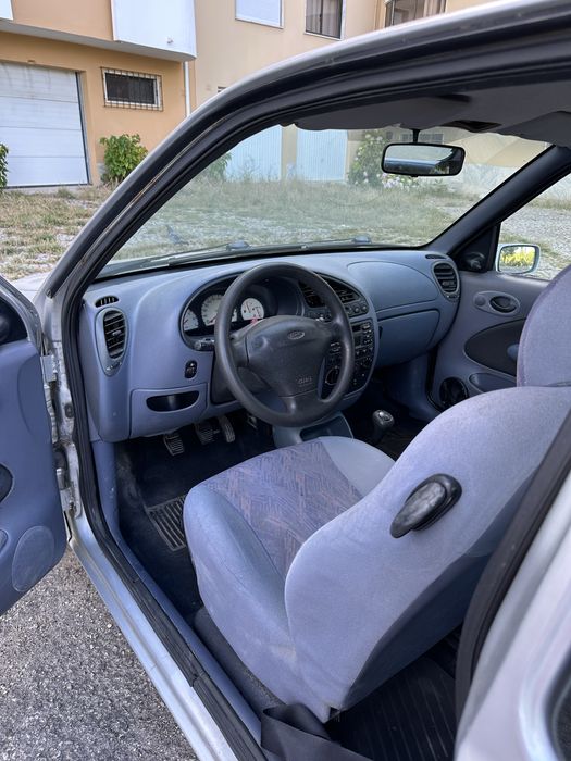 Ford fiesta cizento