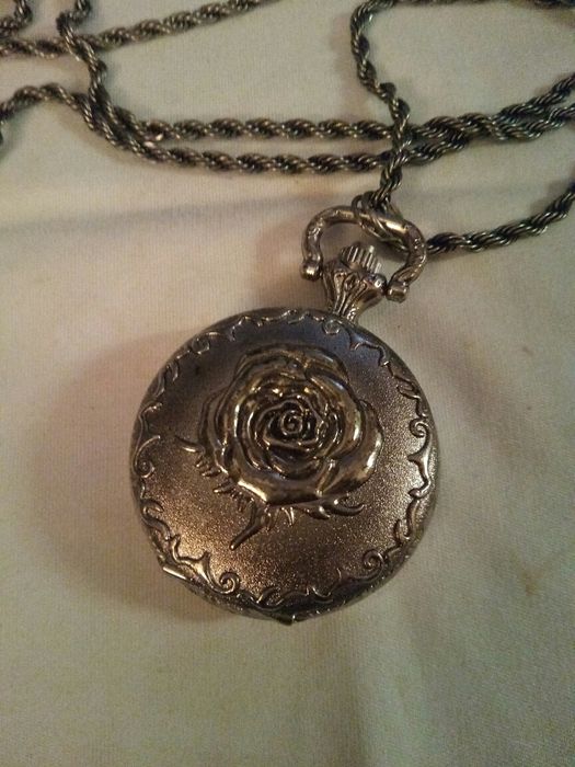 Relógio antigo com cordão em aço