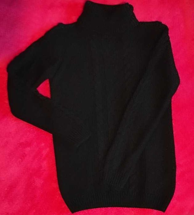 Ciepły czarny sweter golf