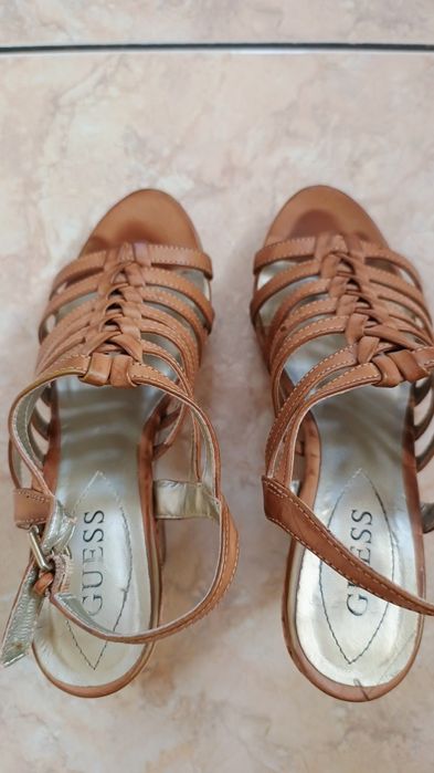 Guess sandały brązowe na koturnie 36