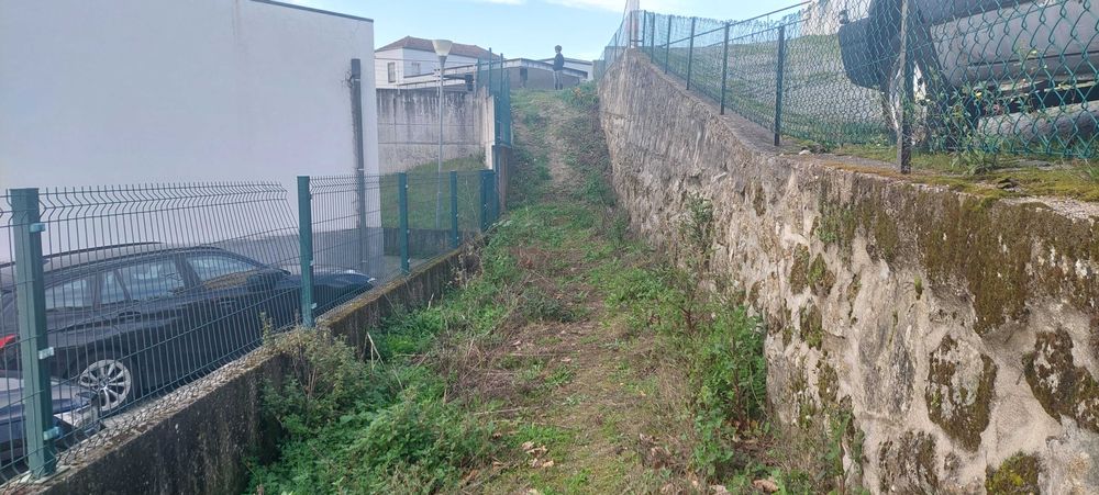 Moradia com terreno e anexos junto ao Centro de Saúde de Resende