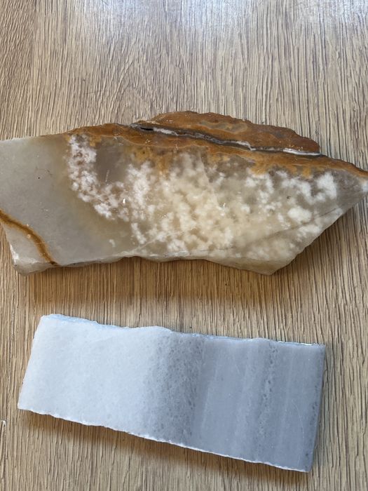 Oszlifowane kawałki minerałów.