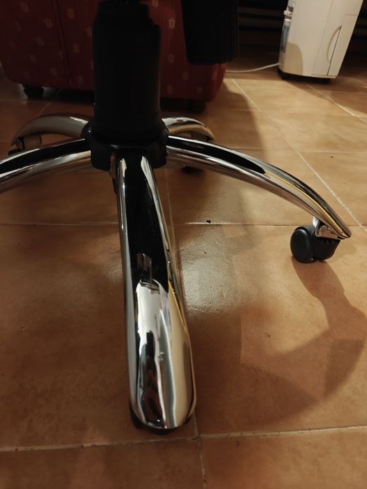 Cadeira de escritório regulável, como nova