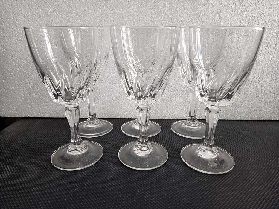 varios serviços e conjuntos de copos com balde e jarro