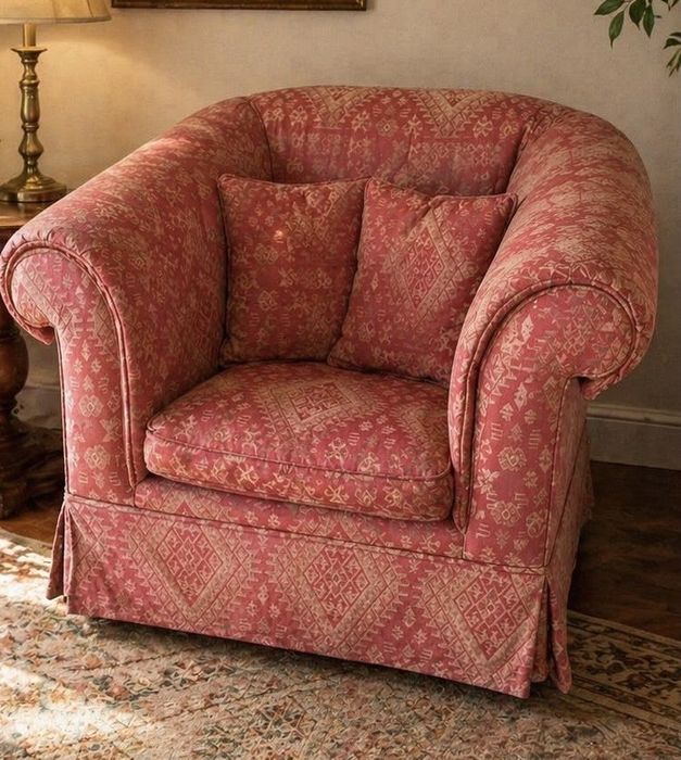 Conjunto de sofa cama, poltrona de um lugar e poltrona de um lugar com repousa pes