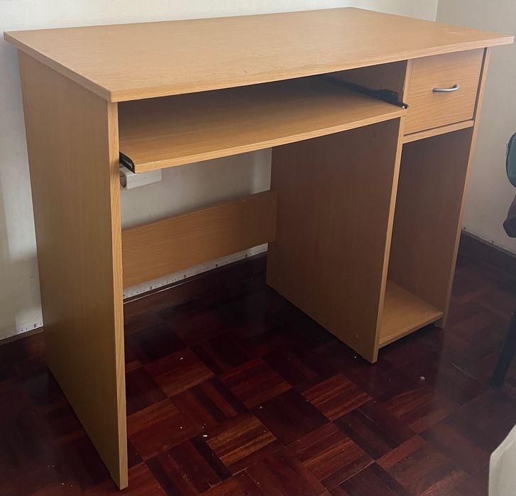 Secretária com gaveta