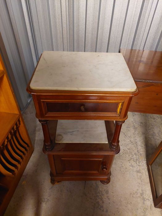 Mesa cabeceira tampo mármore