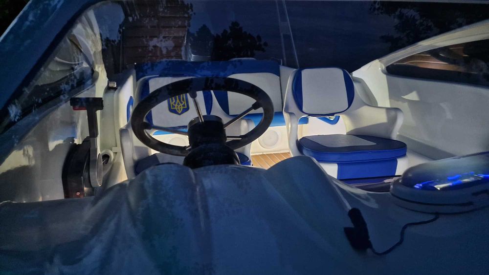 Катер для романтичних прогулянок.