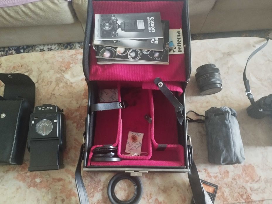 Maquina fotográfica Canon A-1 com uma lente de 100 Metros