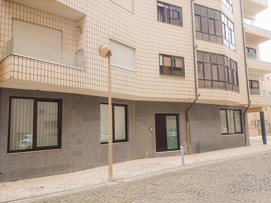 Apartamento/ Loja T2 vista mar, a 30 metros da marginal