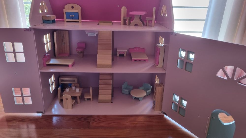 Casa de bonecas de madeira, com mobiliário incluído