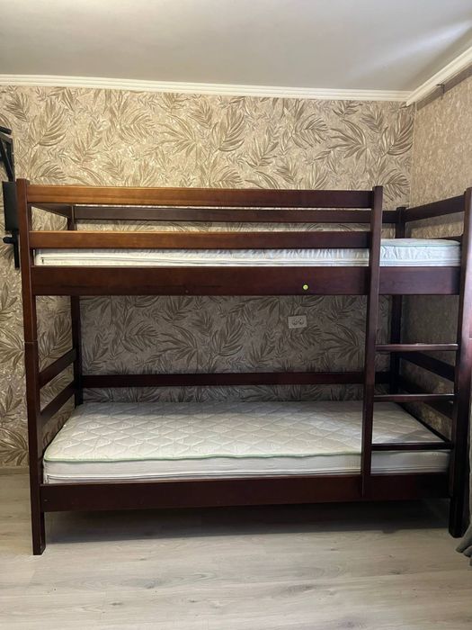 Двохярусне ліжко з матрасами