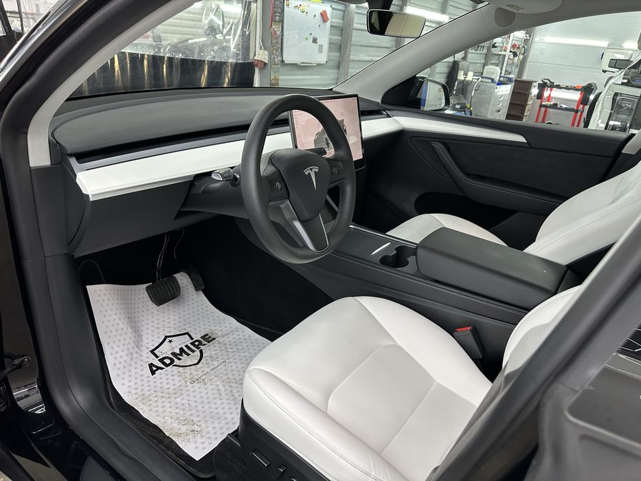 Tesla Y . Черна з Білим салоном!