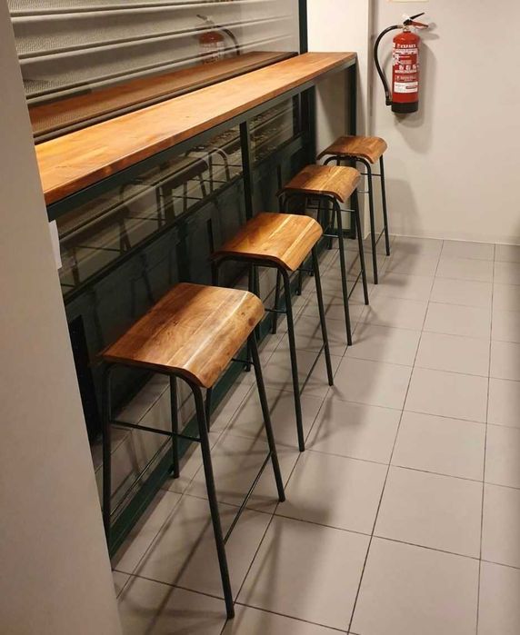 Mesa alta + 4 bancos