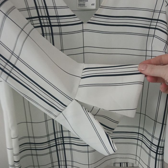 Bluzka damska, biała w czerna nieregularna  krate