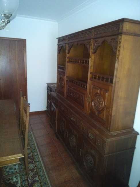 Mobília de sala e cama de solteiro.