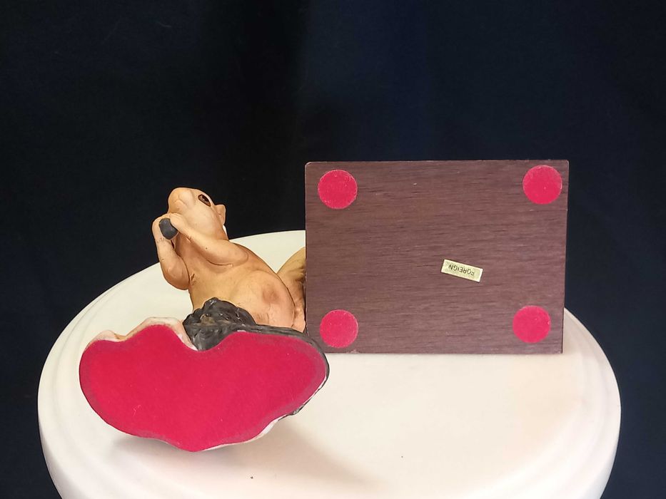 Esquilo Vintage sobre pedestal de madeira, Coleção Leonardo, anos 90.