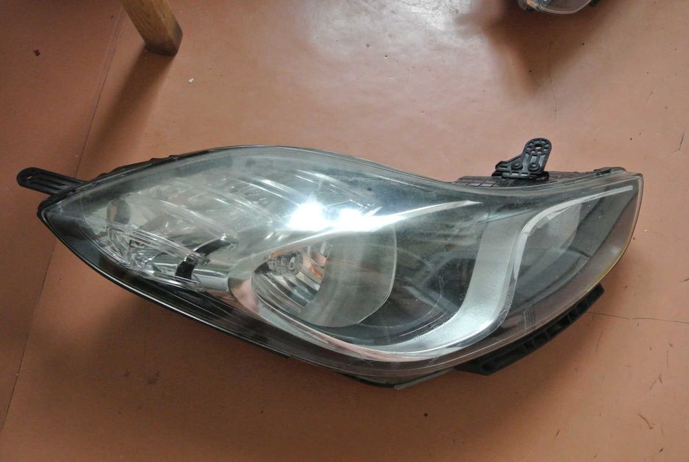 Фара Hyundai IX20 правая1500