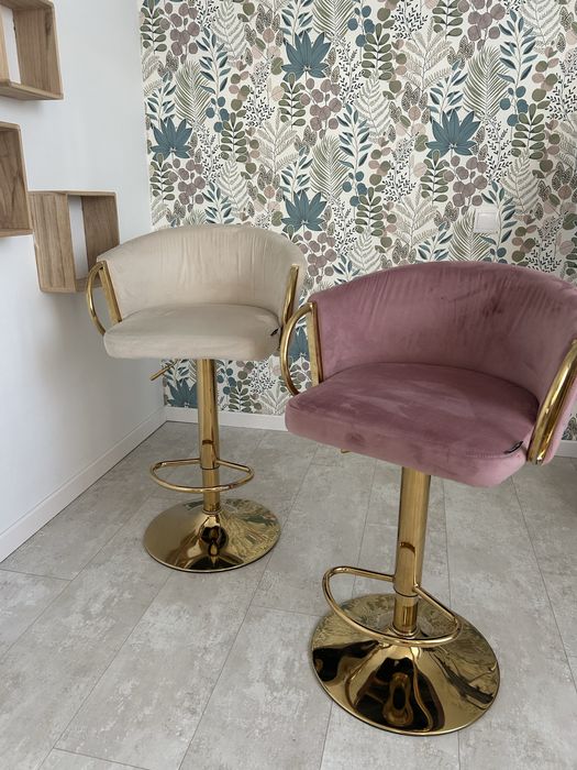 Dwa hockery - firma Velaco na złotej nóżce