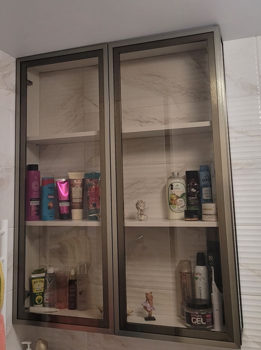 Підвісна шафа з полицями