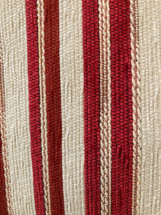 Cortinados compridos do gato preto e almofadas