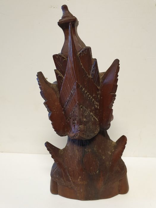 Antiga escultura de Deusa balinesa em madeira exótica