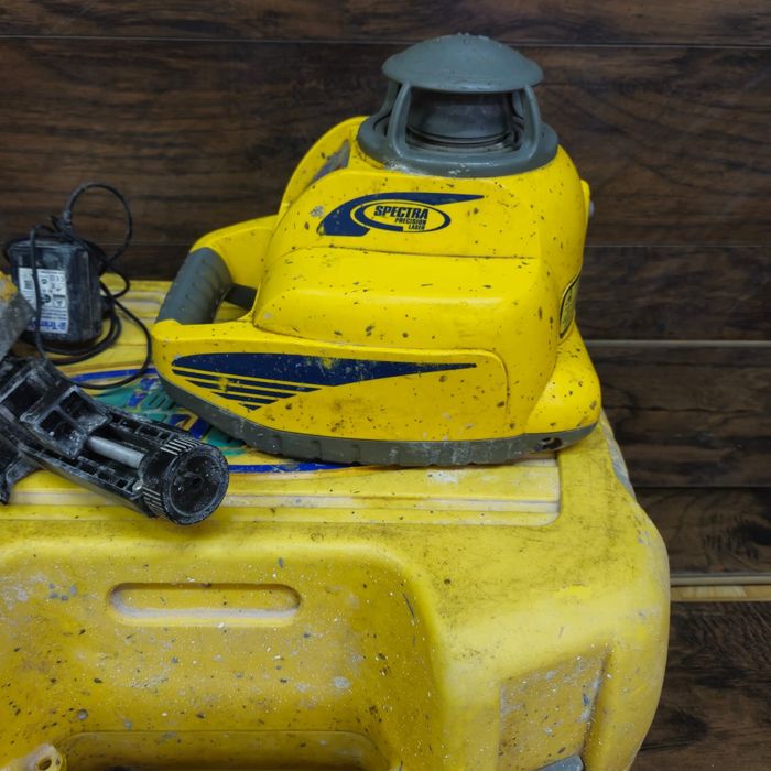 Spectra LL 300 Niwelator Laserowy zestaw