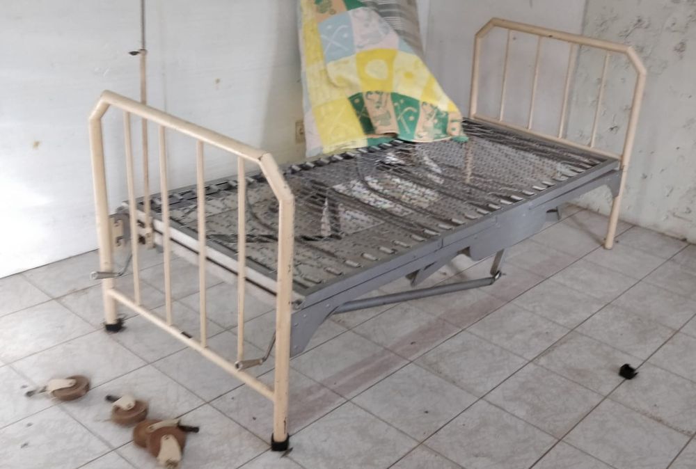 Cama articulada hospitalar