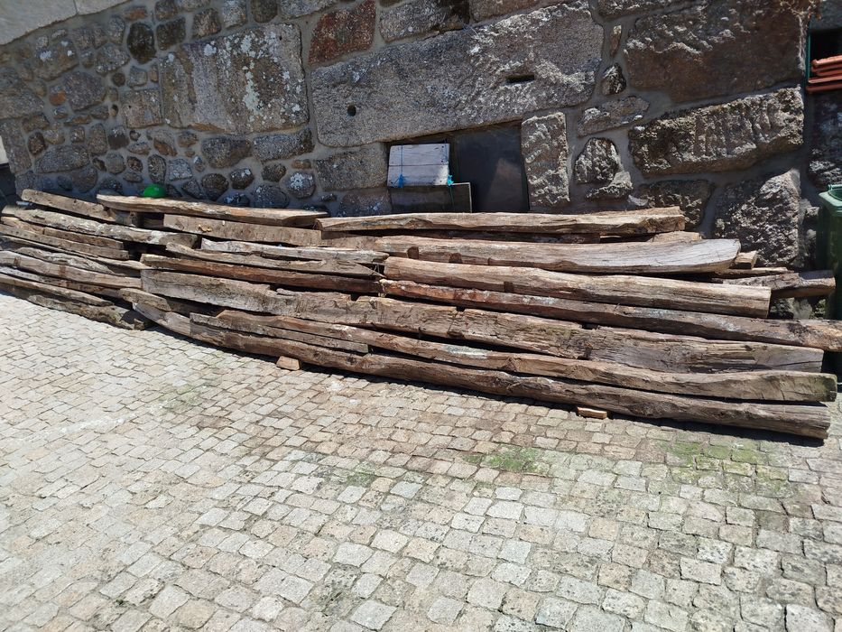 Vigas de madeira de carvalho e castanho centenárias