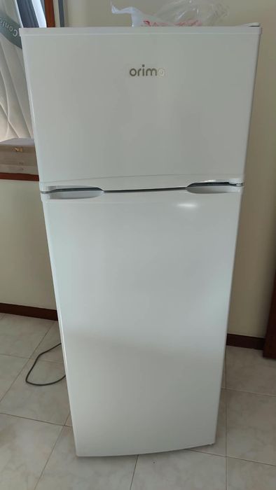 Frigorífico em estado novo