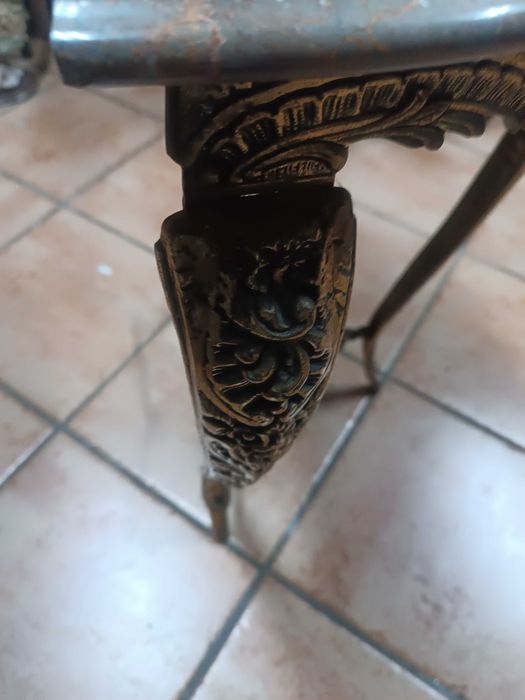 Credencia trabalhada em metal muito antiga com pedra mármore