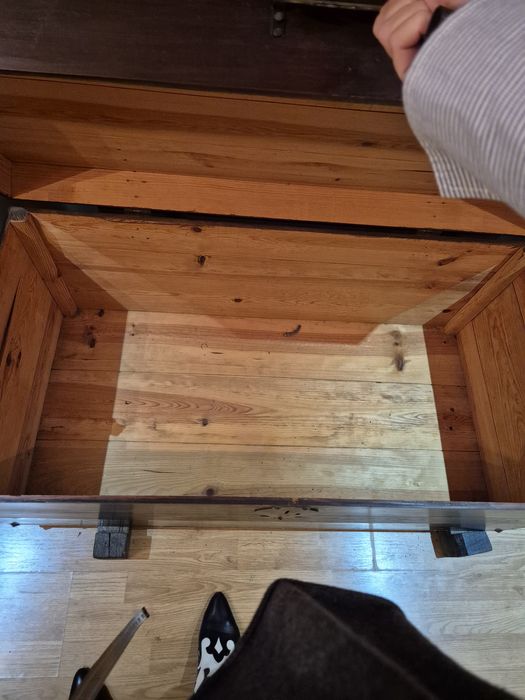 Arca antiga em madeira maciça com ferragens originais e pés amovíveis