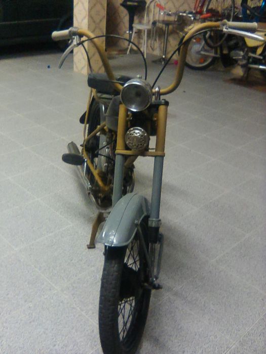Motocicleta em funcionamento e toda original