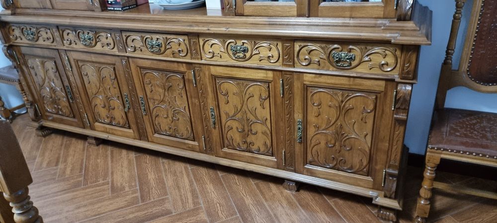 Vendo mobília de sala antiga, completa, com móvel, mesa e 8 cadeiras