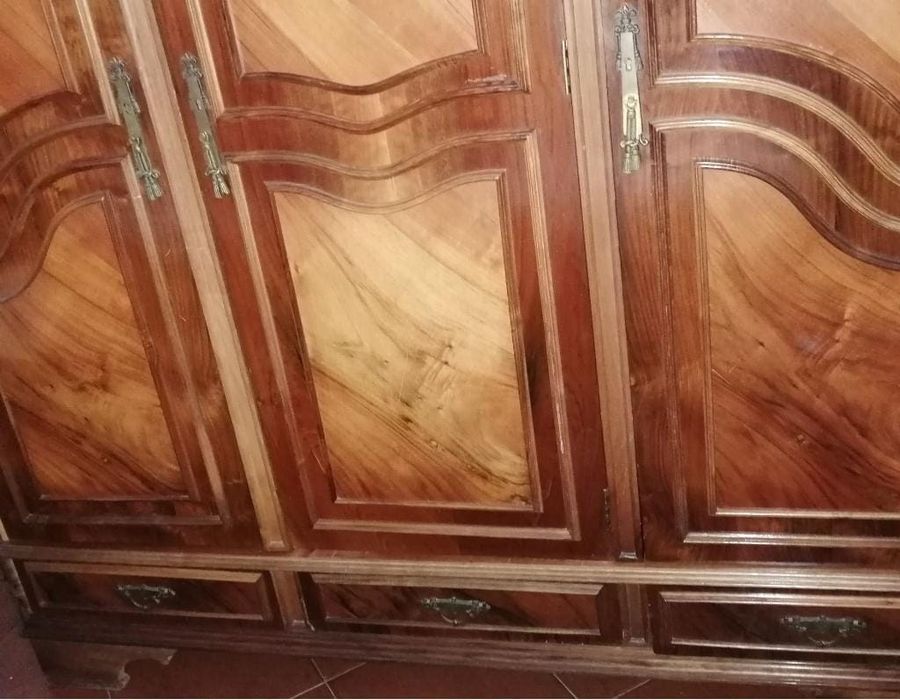 Roupeiro em cerejeira