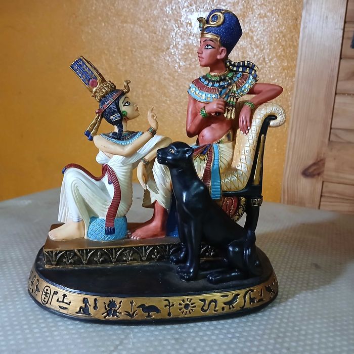Artesanato Egípcio: estatueta pintada à mão