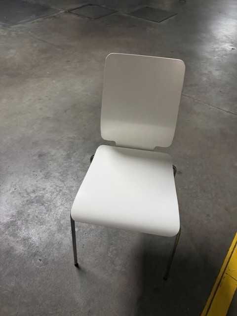 Cadeira IKEA Branca – Como Nova | Design Moderno