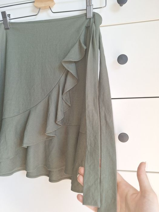 Spódnica mini z kokardą i falbanami Reserved 36 S