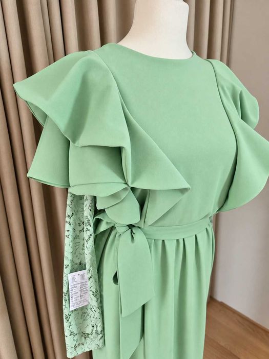 Sukienka pistacjowa maxi z koronką i falbanami | Elegancka