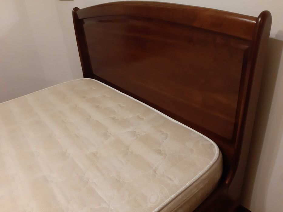 Cama de casal em cerejeira