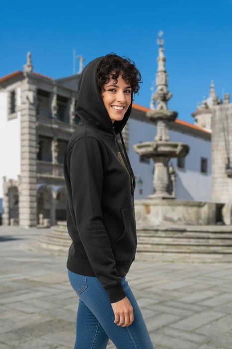 Sweat preta com capuz e coração de Viana bordado à maquina