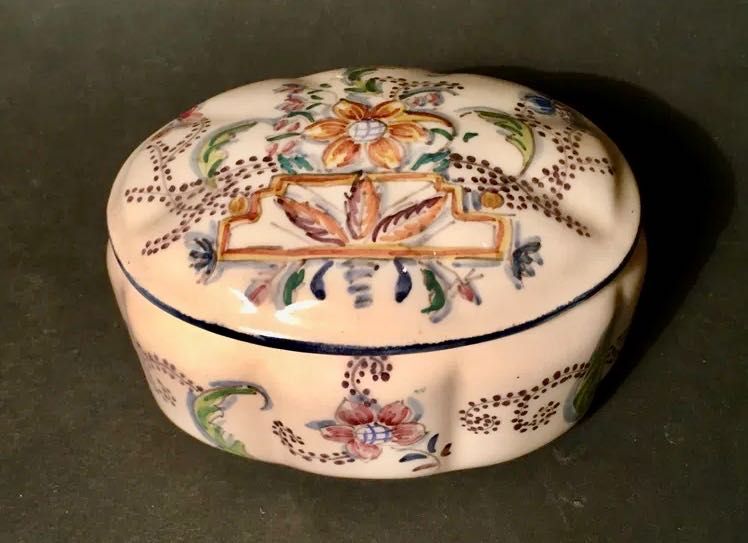 CAIXA ANTIGA - pintada à mão e assinada - V.N. Gaia - 12x9,5x7 cm/s