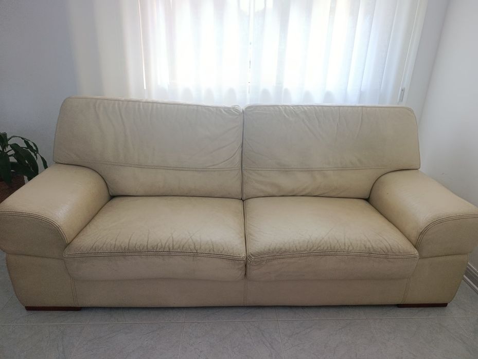 Sofá cor creme em PELE