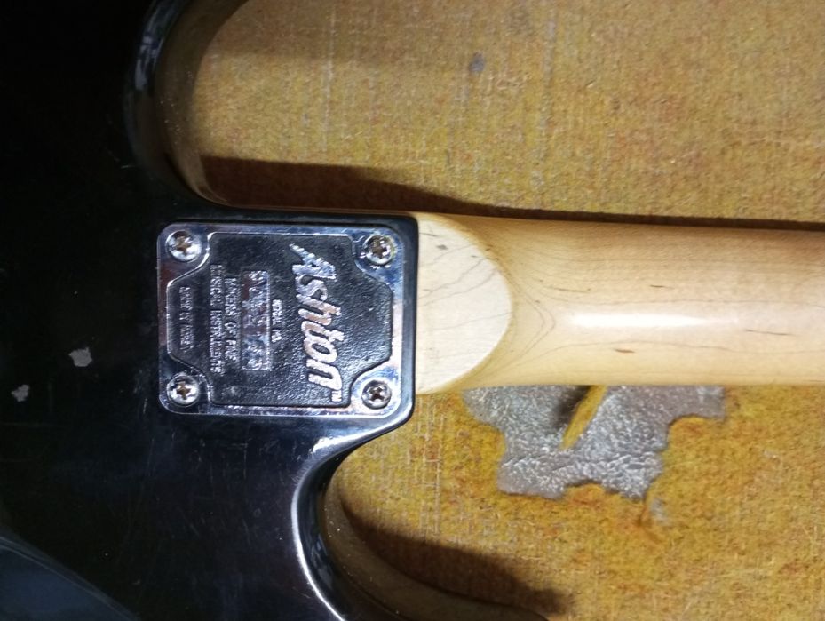 Guitarra ashton antiga