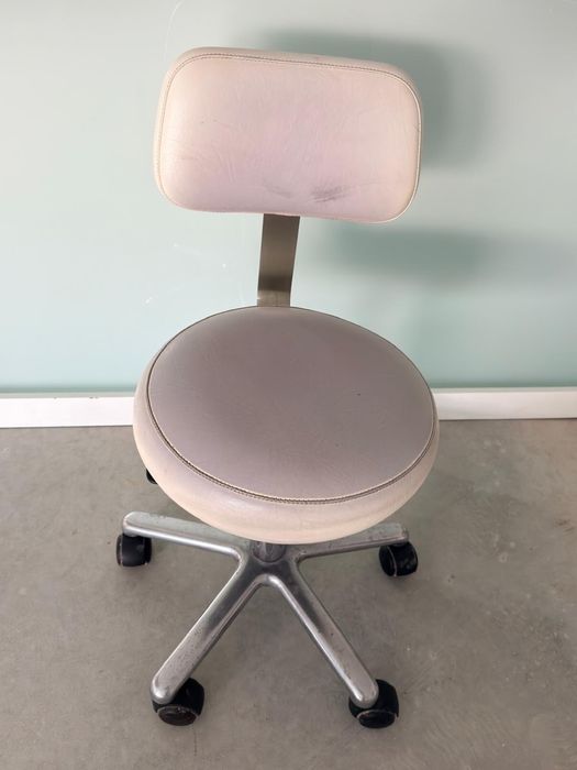 Cadeiras brancas com marcas de uso