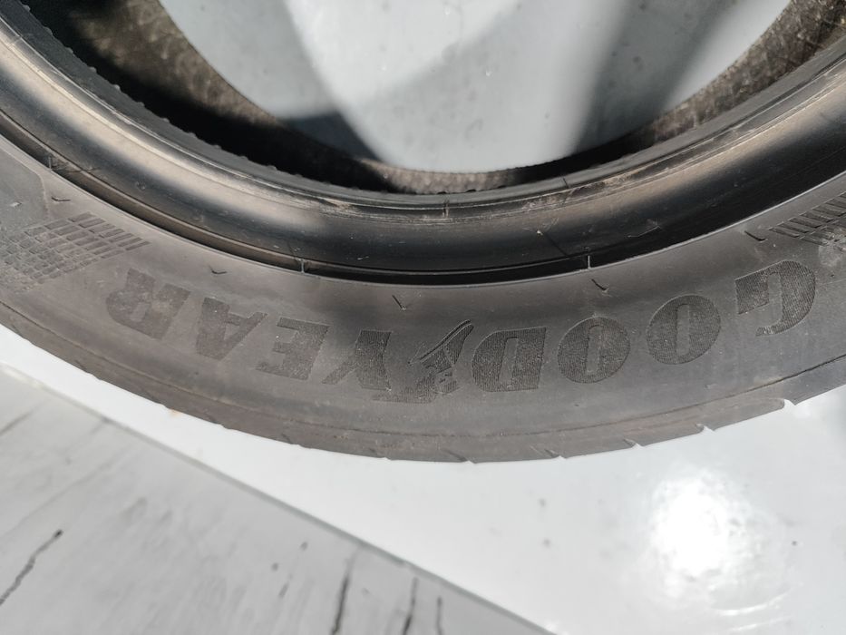 2 pneus semi novos Good year 225-50R17 - Oferta dos portes