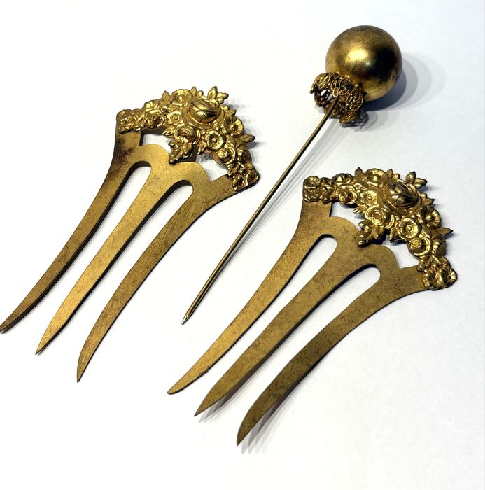 Antigos pentes dourados de cabelo com floral do Sec XIX e alfinete de chapeu dourado - preços individuais