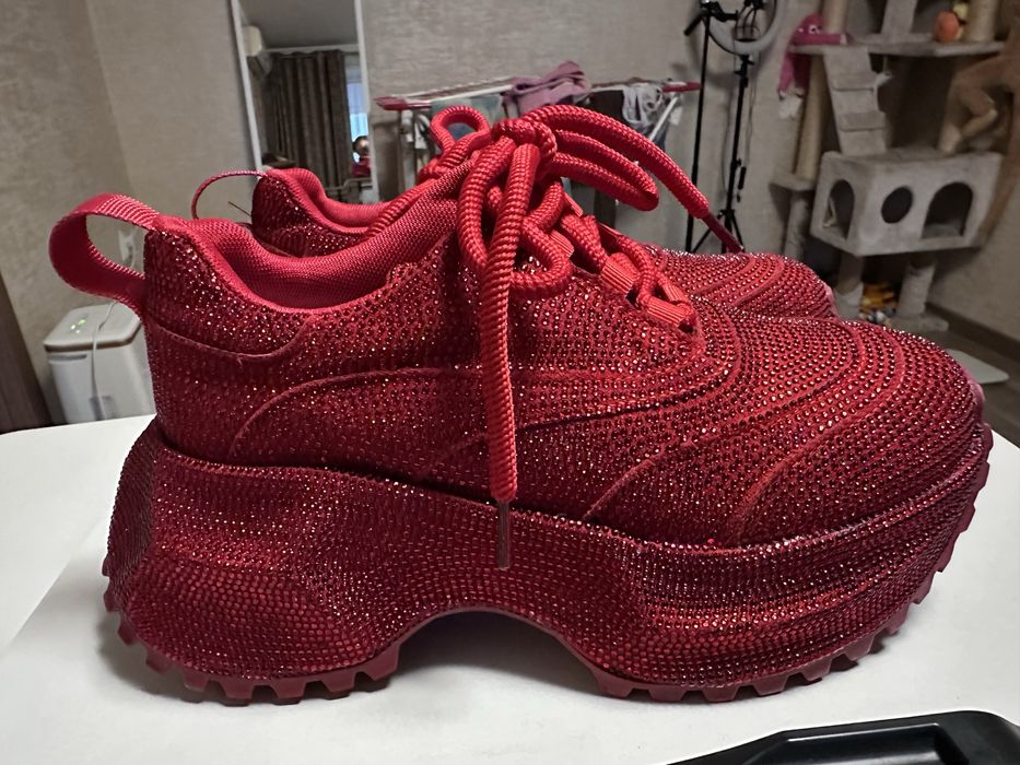 Кроссовки в стразах