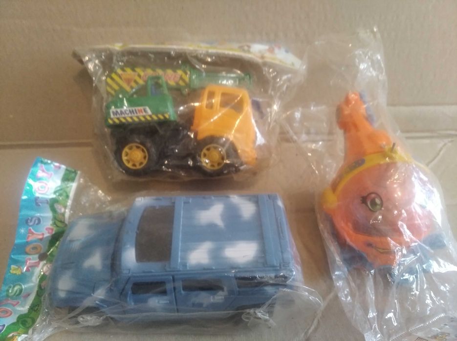 Игрушки для мальчика в упаковке лот две машины плюс вертолёт