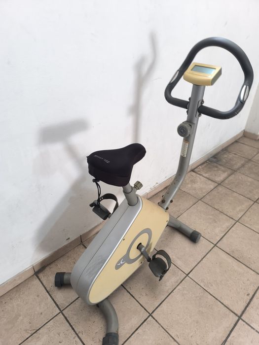 Bicicleta fixa ginásio